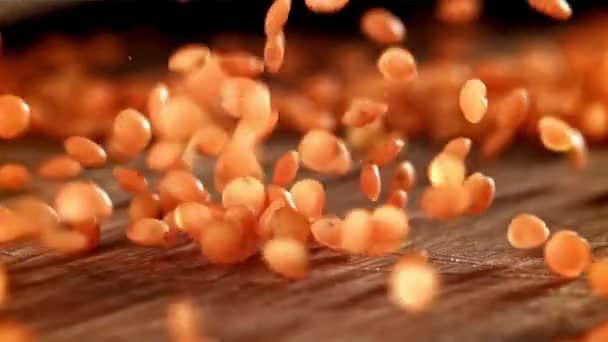 Lentilhas Caem Uma Prancha Madeira Filmado Uma Câmera Alta Velocidade — Vídeo de Stock