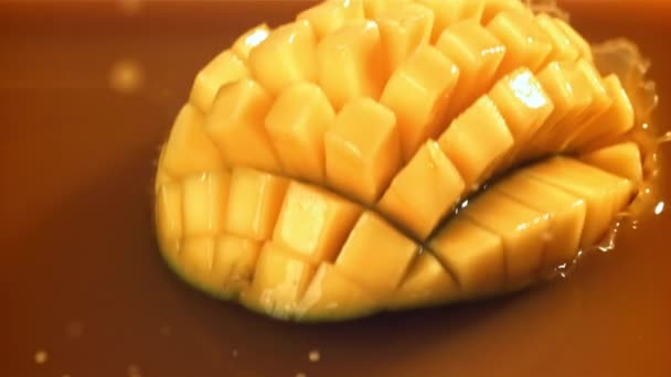 Een Halve Mango Valt Het Sap Met Spetters Gefilmd Een — Stockvideo