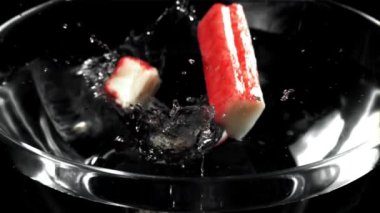Yengeç çubukları suya düşer. 1000 fps 'de yüksek hızlı bir kamerayla çekildi. Yüksek kaliteli FullHD görüntüler