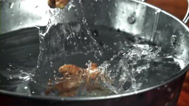 Taze zencefil suya düşer. 1000 fps 'de yüksek hızlı bir kamerayla çekildi. Yüksek kaliteli FullHD görüntüler