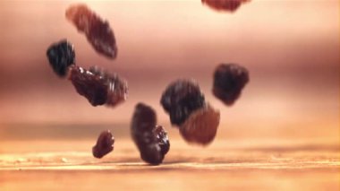 Kuru üzümler masaya düşer. 1000 fps 'de yüksek hızlı bir kamerayla çekildi. Yüksek kaliteli FullHD görüntüler