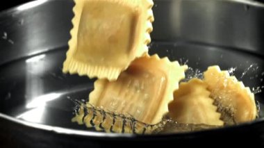 İtalyan mantısı bir tencere suya düşer. 1000 fps 'de yüksek hızlı bir kamerayla çekildi. Yüksek kaliteli FullHD görüntüler