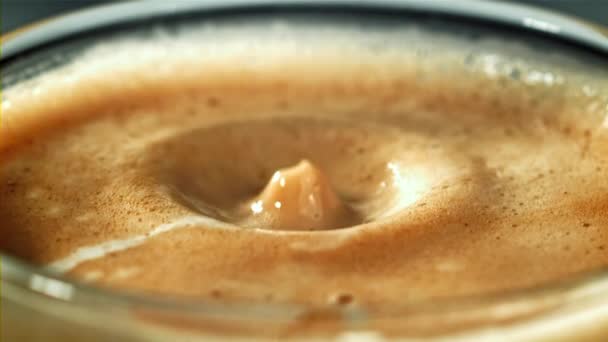 Beleesik Egy Csésze Kávéba Egy Nagy Sebességű Kamerával 1000 Fps — Stock videók