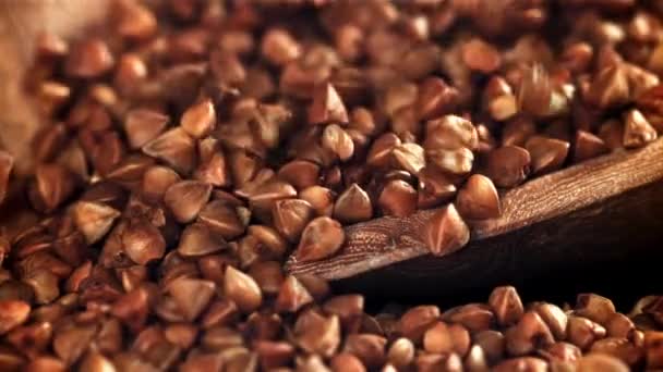 Buckwheat Jatuh Dalam Tumpukan Dengan Sekop Difilmkan Pada Kamera Berkecepatan — Stok Video