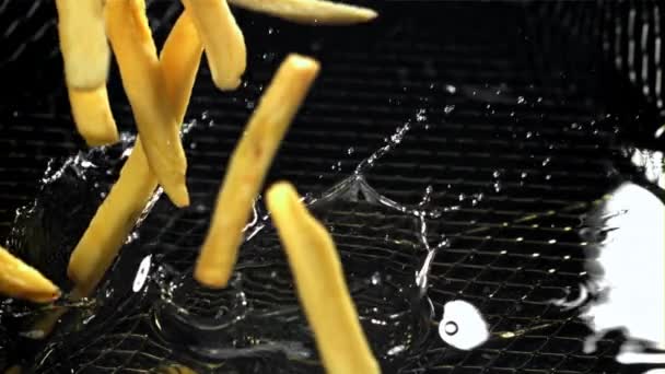 Картошка Падает Горячее Масло Снято Высокоскоростную Камеру Скоростью 1000 Кадров — стоковое видео