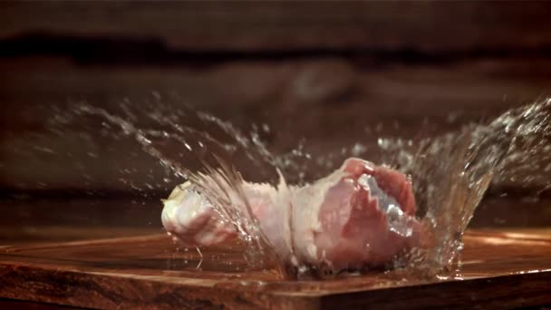 Куриные Ножки Падают Деревянную Доску Снято Высокоскоростную Камеру Скоростью 1000 — стоковое видео