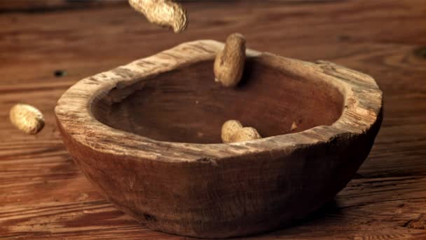 Les Cacahuètes Tombent Dans Bol Bois Filmé Par Une Caméra — Video