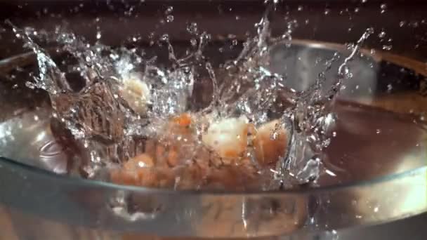 虾子溅落在沸水中 在1000英尺每秒的高速相机上拍摄 优质Fullhd影片 — 图库视频影像