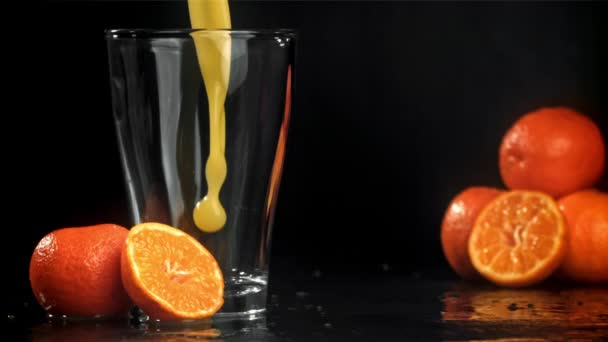 Färsk Mandarinjuice Hälls Ett Glas Inspelning Höghastighetskamera 1000 Fps Högkvalitativ — Stockvideo