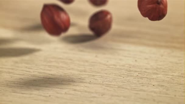Орешки Падают Стол Снято Высокоскоростную Камеру Скоростью 1000 Кадров Секунду — стоковое видео