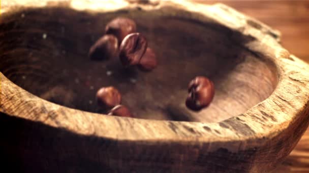 Орешки Падают Деревянную Чашу Снято Высокоскоростную Камеру Скоростью 1000 Кадров — стоковое видео