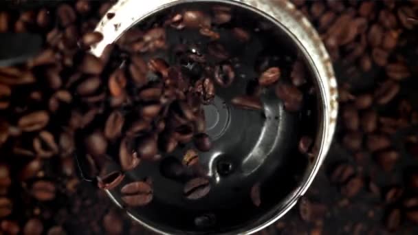 Les Grains Café Tombent Dans Broyeur Travail Filmé Par Une — Video