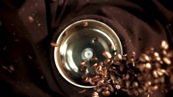 Grãos Café Caem Moedor Trabalho Filmado Uma Câmera Alta Velocidade — Vídeo de Stock