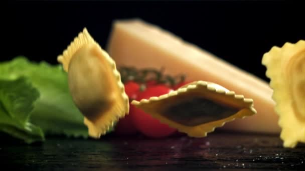 Italiaanse Ravioli Valt Tafel Gefilmd Een Hoge Snelheidscamera Met 1000 — Stockvideo