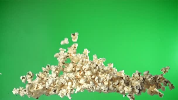 爆米花飞起来摔下来了 绿色的背景 在1000英尺每秒的高速相机上拍摄 优质Fullhd影片 — 图库视频影像
