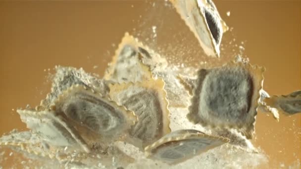 イタリアのラビオリは小麦粉で飛び降りる 1000Fpsで高速カメラで撮影しました 高品質のフルHd映像 — ストック動画