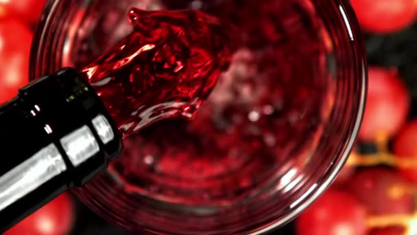 Rött Vin Hälls Ett Glas Högst Upp Inspelning Höghastighetskamera 1000 — Stockvideo