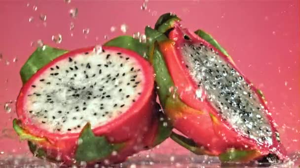 Σταγόνες Νερού Πέφτουν Τροπικό Φρούτο Δράκου Τραβήχτηκε Κάμερα Υψηλής Ταχύτητας — Αρχείο Βίντεο