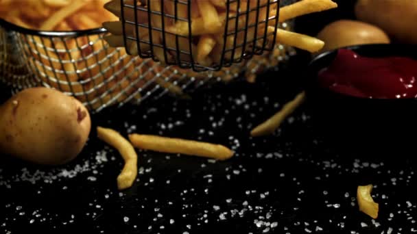 Pommes Frites Med Salt Faller Bordet Inspelning Höghastighetskamera 1000 Fps — Stockvideo