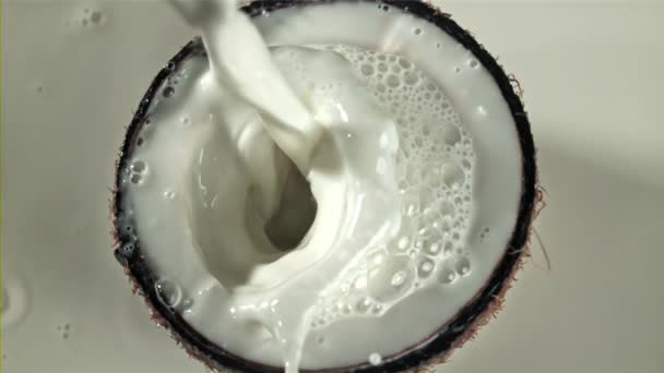 Laptele Toarnă Peste Jumătate Nucă Cocos Filmat Cameră Mare Viteză — Videoclip de stoc