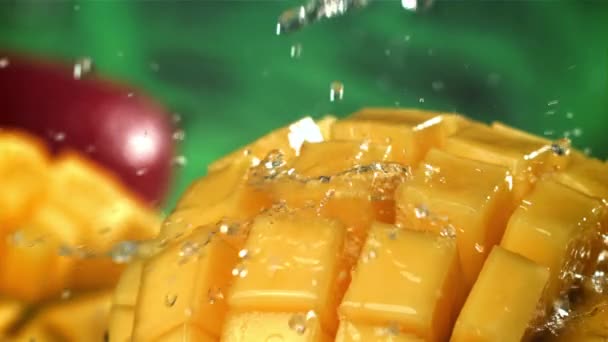 レインドロップスは新鮮なマンゴーに落ちます 1000Fpsで高速カメラで撮影しました 高品質のフルHd映像 — ストック動画