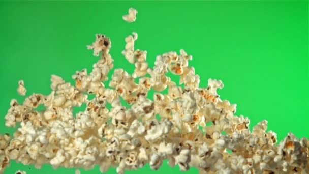Popcorn Leci Górę Upada Zielonym Tle Nagranie Szybkiej Kamerze Prędkością — Wideo stockowe