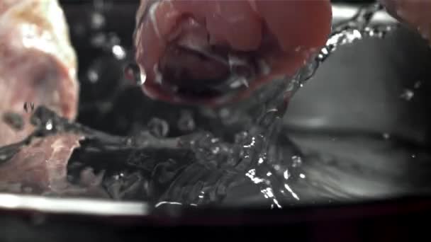 Rauwe Kippenpootjes Vallen Een Pot Water Gefilmd Een Hoge Snelheidscamera — Stockvideo