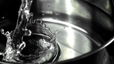 Bir tencereye serpiştirilmiş su dökmek. 1000 fps 'de yüksek hızlı bir kamerayla çekildi. Yüksek kaliteli FullHD görüntüler