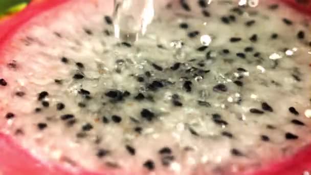 Gotas Água Caem Sobre Uma Fruta Dragão Tropical Filmado Uma — Vídeo de Stock