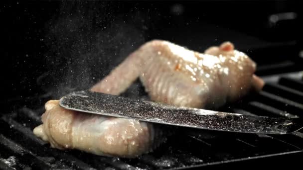 Csirkeszárnyak Megsültek Egy Serpenyőben Egy Nagy Sebességű Kamerával 1000 Fps — Stock videók