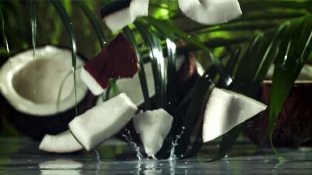 Кусочки Кокоса Падают Стол Снято Высокоскоростную Камеру Скоростью 1000 Кадров — стоковое видео