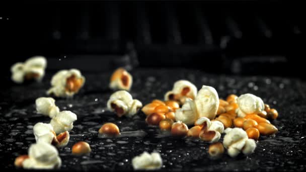 爆米花在一个盛满油的锅里爆炸了 在1000英尺每秒的高速相机上拍摄 优质Fullhd影片 — 图库视频影像