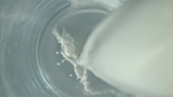 牛乳はスプラッシュでガラスに注ぎ込まれています トップビュー 1000Fpsで高速カメラで撮影しました 高品質のフルHd映像 — ストック動画