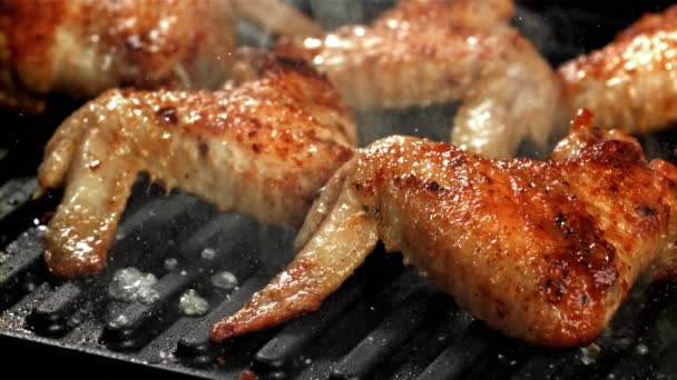 Sayap Ayam Digoreng Dalam Panci Difilmkan Pada Kamera Berkecepatan Tinggi — Stok Video