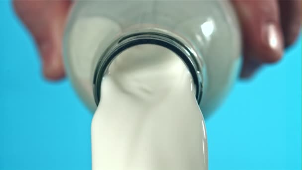 Latte Viene Versato Dalla Bottiglia Girato Una Telecamera Alta Velocità — Video Stock