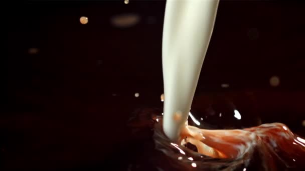 Černé Kávy Nalije Proud Mléka Natočeno Vysokorychlostní Kameře Rychlostí 1000 — Stock video
