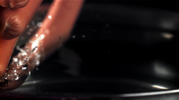 Salsicce Cadono Una Pentola Acqua Girato Una Telecamera Alta Velocità — Video Stock