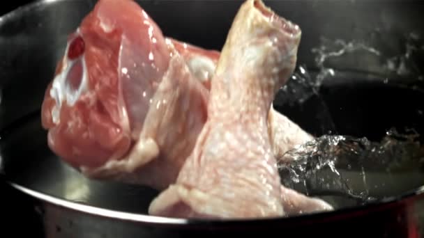 Surowe Nogi Kurczaka Wpadają Garnka Wodą Nagranie Szybkiej Kamerze Prędkością — Wideo stockowe