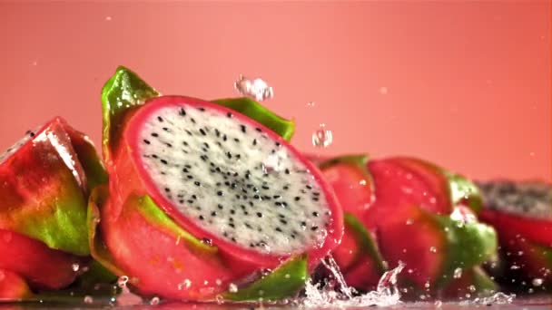 Gotas Água Caem Sobre Uma Fruta Dragão Tropical Filmado Uma — Vídeo de Stock