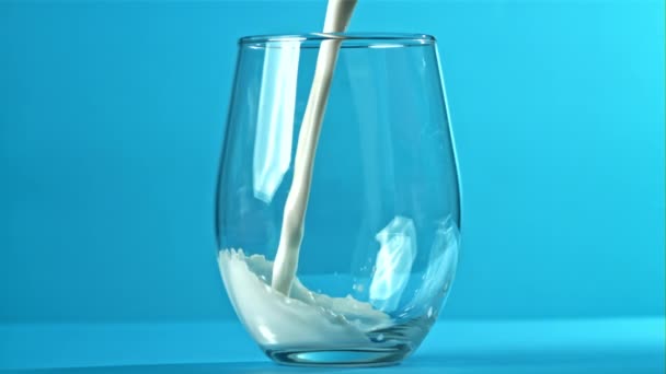 Latte Fresco Viene Versato Bicchiere Uno Sfondo Blu Girato Una — Video Stock