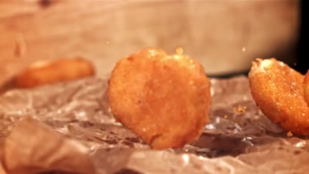 Ayam Nugget Jatuh Atas Meja Difilmkan Pada Kamera Berkecepatan Tinggi — Stok Video