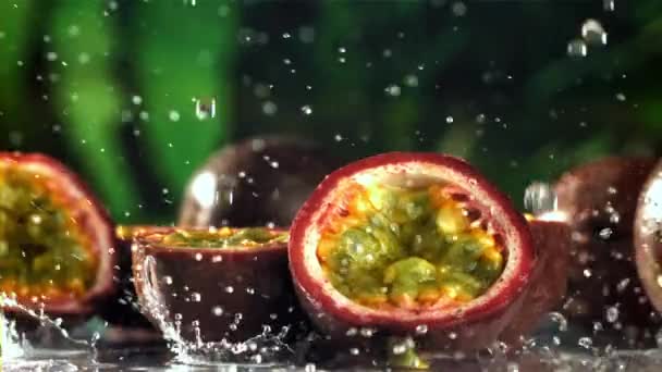 Les Gouttes Pluie Tombent Sur Les Fruits Passion Tropicale Filmé — Video