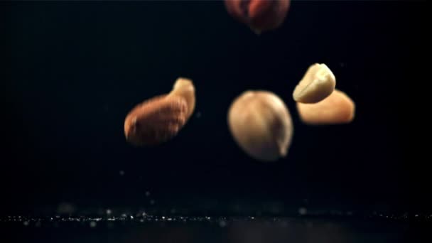 Berbagai Kacang Jatuh Atas Meja Difilmkan Pada Kamera Berkecepatan Tinggi — Stok Video