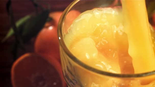 Fresh Tangerine Juice Poured Glass Filmed High Speed Camera 1000 — Stock Video