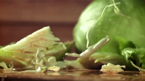 切碎的卷心菜落在切菜板上 在1000英尺每秒的高速相机上拍摄 优质Fullhd影片 — 图库视频影像