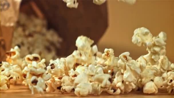 Popcorn Padá Stůl Natočeno Vysokorychlostní Kameře Rychlostí 1000 Snímků Sekundu — Stock video