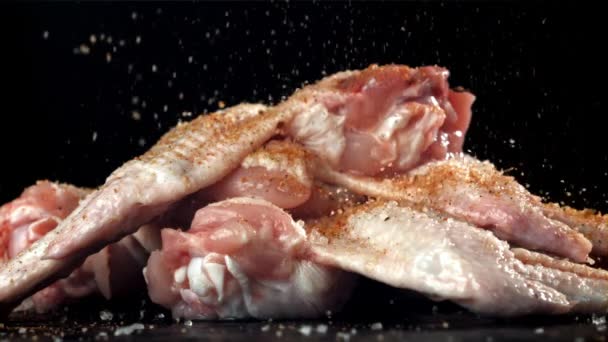 Fűszerek Nyers Csirkeszárnyra Esnek Egy Nagy Sebességű Kamerával 1000 Fps — Stock videók