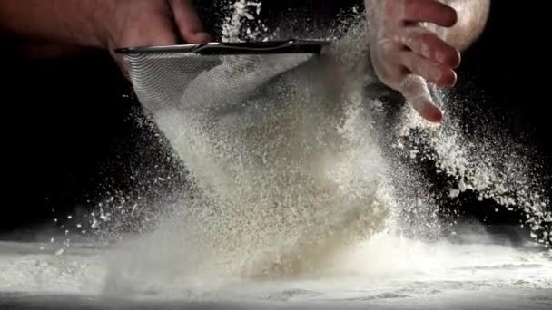 Cozinheiro Peneira Farinha Filmado Uma Câmera Alta Velocidade 1000 Fps — Vídeo de Stock