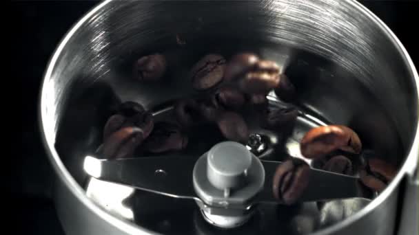 咖啡豆掉进了工作的磨床里 在1000英尺每秒的高速相机上拍摄 优质Fullhd影片 — 图库视频影像