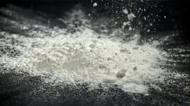 小麦粉は台所のテーブルに落ちている 1000Fpsで高速カメラで撮影しました 高品質のフルHd映像 — ストック動画